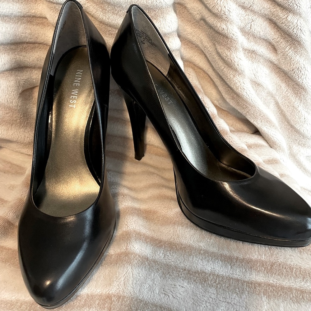 Nine West black leather pumps size 7M new in box.